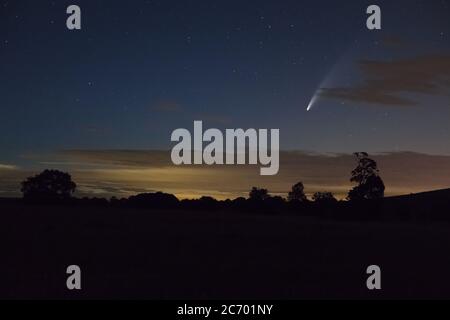 La cometa Neowise (C/2020 F3) vista da Silbury Hill, Wiltshire, il 13 luglio 2020. Foto Stock