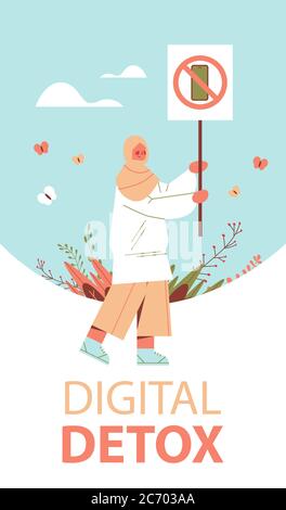 donna araba che tiene il banner con il segno che vieta di utilizzare smartphone digitale detox concept gadget in segno barrato verticale intera lunghezza illustrazione vettoriale Illustrazione Vettoriale