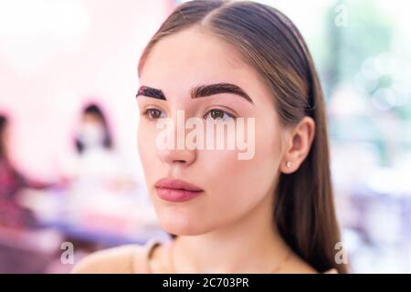 Make-up artista donna sopracciglia primo piano. Trucco professionale e cura della pelle. Foto Stock