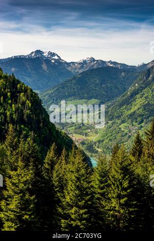 Col de Trechauffe. Geopark Chablais UNESCO e vista sulla valle di Abondance, alta Savoia, Auvergne Rodano Alpi, Francia Foto Stock