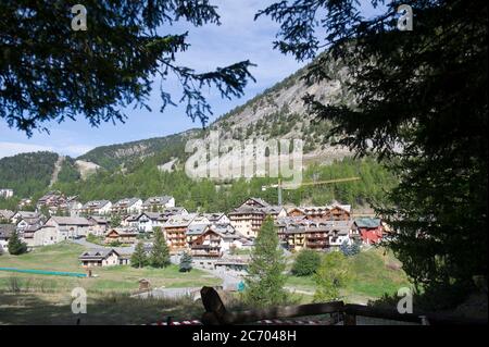 Europa, Italia, Piemonte, Valle Susa, vista sul paese, claviere, italia, provincia di torino, piemonte, italia, villaggio, montagna, case, paesaggio, orizzontale, estate Foto Stock