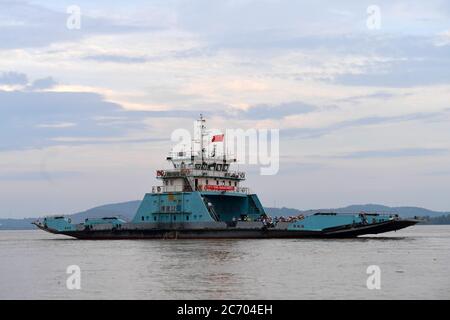 (200713) -- PECHINO, 13 luglio 2020 (Xinhua) -- i residenti dell'isolotto di Jiangxinzhou sono ferriati sul fiume Yangtze verso luoghi sicuri in Jiujiang, la provincia di Jiangxi della Cina orientale, 12 luglio 2020. PER ANDARE CON XINHUA TITOLI DI LUGLIO 13 (Xinhua/Peng Zhaozhi) Foto Stock