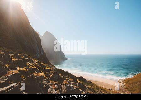 Kvalvika spiaggia sabbiosa in Norvegia mare e rocce paesaggio Lofoten isole natura belle destinazioni di viaggio sole tempo stagione estiva Foto Stock