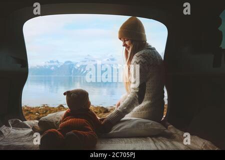 Madre con bambino in auto viaggio famiglia viaggio vacanza viaggio strada donna con bambino godendo di vista montagne da camper sano viaggio di stile in Norvegia Foto Stock