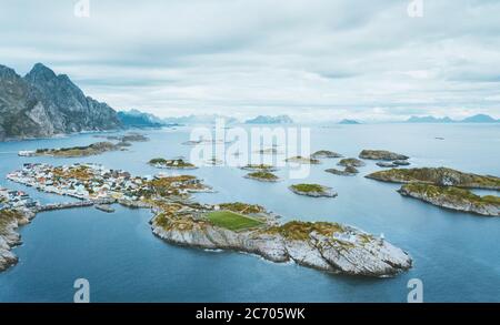 Lofoten isole vista aerea Henningsvaer villaggio e paesaggio marino in Norvegia famose destinazioni di viaggio drone vista scandinavo monumenti Foto Stock