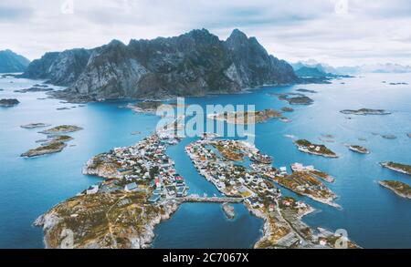 Henningsvaer villaggio vista aerea in Norvegia Lofoten isole paesaggio montagne rocce e mare Moody natura drone scenario famose destinazioni di viaggio Foto Stock