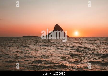 Norvegia tramonto paesaggio mare e roccia Bleiksoya belle destinazioni di viaggio natura paesaggio Vesteralen isole Foto Stock