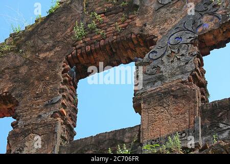 Rovinato pareti recanti segni del passato, nell'arte popolare e artigianato museo in Sonargaon, Dhaka, Bangladesh. Il 2 novembre 2008. Foto Stock