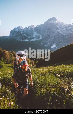 Padre escursioni con bambino figlia in zaino famiglia viaggio vacanza all'aperto in montagna avventura vacanze con bambini sano stile di vita estate activi Foto Stock