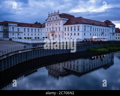 Oranienburg, Germania. 09 luglio 2020. Il castello di Oranienburg (Brandeburgo) si riflette in acqua durante la lunga esposizione in serata. Credit: Paul Zinken/dpa/Alamy Live News Foto Stock