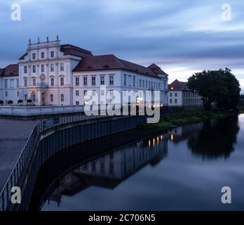 Oranienburg, Germania. 09 luglio 2020. Il castello di Oranienburg (Brandeburgo) si riflette in acqua durante la lunga esposizione in serata. Credit: Paul Zinken/dpa/Alamy Live News Foto Stock