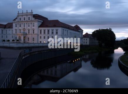 Oranienburg, Germania. 09 luglio 2020. Il castello di Oranienburg (Brandeburgo) si riflette in acqua durante la lunga esposizione in serata. Credit: Paul Zinken/dpa/Alamy Live News Foto Stock
