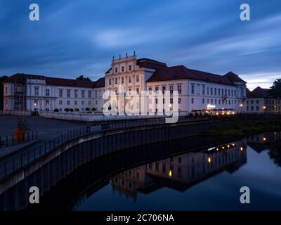 Oranienburg, Germania. 09 luglio 2020. Il castello di Oranienburg (Brandeburgo) si riflette in acqua durante la lunga esposizione in serata. Credit: Paul Zinken/dpa/Alamy Live News Foto Stock