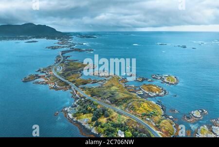 Vista aerea Atlantico oceano strada in Norvegia viaggio drone paesaggio tempestoso cielo natura Moody tempo scandinavia monumenti destinazioni dall'alto Foto Stock