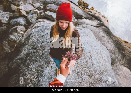 Coppia romantica datazione mano esterna dando fiori a ragazza stile di vita vacanze amore amicizia concetto uomo e donna che cammina insieme Foto Stock