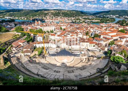 Città di Vienne con la città vecchia e vista aerea dell'antico teatro gallo-romano a Vienne Isere Francia Foto Stock