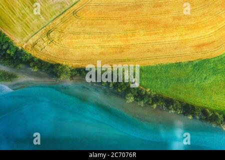 Vista aerea sui campi rurali e il paesaggio del fiume Rauma in Norvegia paesaggio dall'alto valle Romsdalen campagna agricola Foto Stock