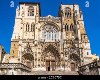 Facciata anteriore della Cattedrale di Saint Maurice, una chiesa cattolica medievale a Vienne Isere Francia Foto Stock