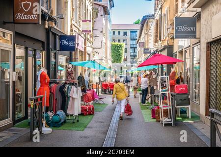 Vienne Francia , 11 luglio 2020 : persone in strada pedonale per lo shopping nel centro storico della città di Vienne Isere Francia Foto Stock