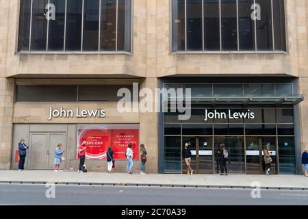 Edimburgo, Scozia, Regno Unito. 13 luglio 2020, lunedì in Scozia, ha visto riaprire i centri commerciali dopo un ulteriore rilassamento del blocco del coronavirus sul commercio. Il grande magazzino John Lewis & Partners ha aperto alle 9.30 dopo una lunga coda all'esterno. Iain Masterton/Alamy Live News Foto Stock