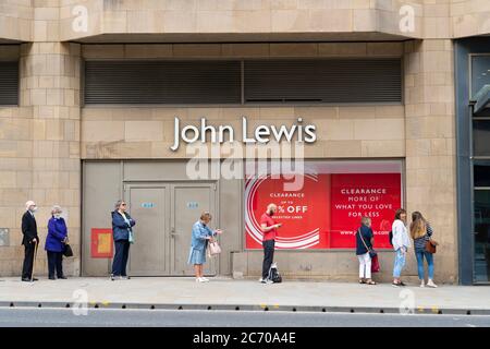 Edimburgo, Scozia, Regno Unito. 13 luglio 2020, lunedì in Scozia, ha visto riaprire i centri commerciali dopo un ulteriore rilassamento del blocco del coronavirus sul commercio. Il grande magazzino John Lewis & Partners ha aperto alle 9.30 dopo una lunga coda all'esterno. Iain Masterton/Alamy Live News Foto Stock