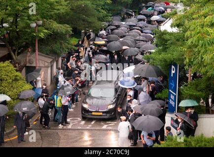 Seoul, Corea del Sud. 13 luglio 2020. Un'udienza che porta una bara contenente il corpo del compianto Seoul Mayor Park Won-soon lascia Seoul National University Hospital per andare all'edificio del Municipio di Seoul per i suoi funerali a Seoul, Corea del Sud. Park Won-soon era sindaco a tre anni ed era considerato un potenziale candidato presidenziale. Fu trovato morto all'inizio di luglio 10. I media locali hanno riferito che Park è stato accusato di molestare sessualmente la sua ex assistente femminile. Credit: AFLO Co. Ltd./Alamy Live News Foto Stock