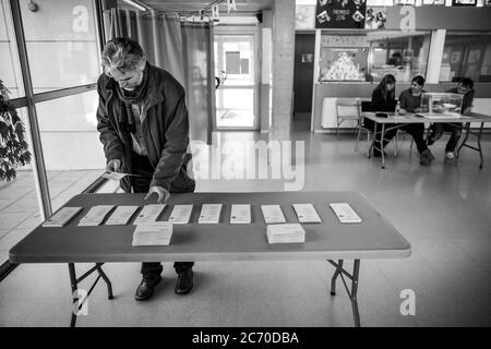 August Muntanya raccoglie un balletto nella scuola locale per le elezioni del governo catalano a Riudaura, Spagna. Data: 21/12/2017. Fotografo: Xabier Mikel Laburu. Il governo spagnolo, a seguito della sospensione del governo catalano a causa del referendum, ha chiesto le elezioni di dicembre. I risultati del voto sono stati stretti tra gli indipendenti e gli unionisti, mentre gli unionisti hanno vinto in voti (quasi il 51%), a causa della legge di proporzionalità d'Hond le formazioni indipendenti dove è possibile ottenere la maggioranza nel governo. A Riudaura invece, il nazionalista catalano Foto Stock