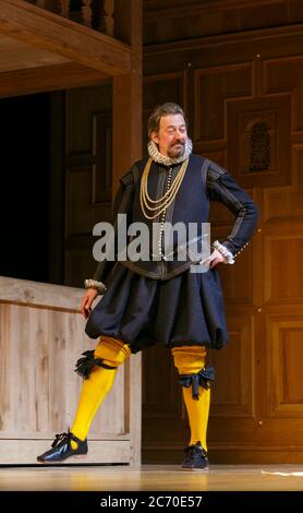 Stephen Fry (Malvolio) nella DODICESIMA NOTTE di Shakespeare all'Apollo Theatre, Londra W1 17/11/2012 a Shakespeare's Globe, Londra produzione design: Jenny Tiramani illuminazione: David Plater regista: Tim Carroll Foto Stock