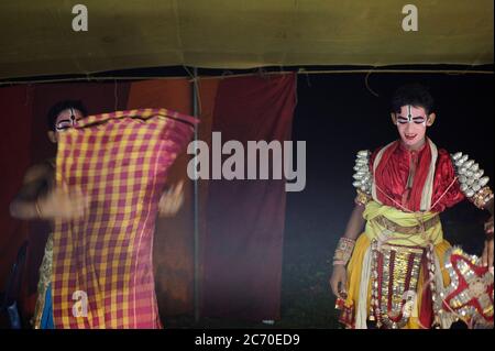 Yakshagana è un dramma di danza popolare in India del Sud che è eseguito su richiesta dei devoti che hanno preso un voto per organizzare lo spettacolo per la realizzazione di un desiderio, o come servizio religioso. Il dramma viene eseguito normalmente a partire dalla metà di novembre e termina il 25 maggio prossimo ogni anno. La truppa è prenotata per le prestazioni quotidiane durante il periodo di questi sei mesi. Il dramma di danza inizia alle 22:00 fino alle 4:00 del mattino. Gli artisti di Yakshagana fanno il loro proprio trucco. Il pesante make-up del viso è essenziale per rappresentare i caratteri celesti. Gli esecutori cambiano il loro trucco e vestito ac Foto Stock