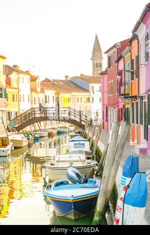 Burano, una piccola isola nella laguna di Venezia, marzo 2018. Una tipica vista sulla strada di questo luogo curioso è rimasta immutata da centinaia di anni fa. Foto Stock