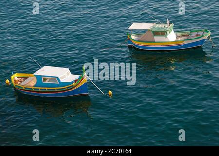 Tipiche barche da pesca maltesi, chiamate luzzu, Malta Foto Stock