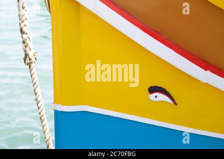 Tipica barca da pesca maltese, chiamata luzzu con l'occhio di Osiride, a Marsaxlokk, Malta Foto Stock