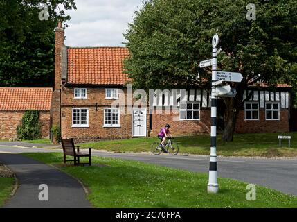 Ciclista a Easingwold, North Yorkshire, Inghilterra Regno Unito Foto Stock