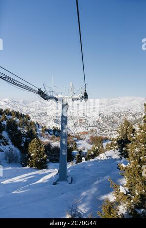 Funivia della stazione sciistica di Beldersay sulle montagne dell'Uzbekistan in inverno Foto Stock