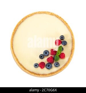 Cheesecake classico intero con lamponi, mirtilli e menta isolati su sfondo bianco. Vista dall'alto. Foto Stock