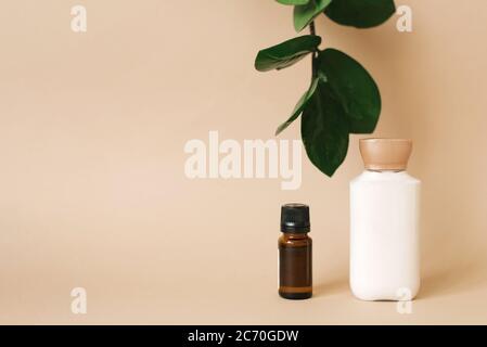 Cosmetici naturali organici con estratti vegetali. Due bottiglie di prodotti per la cura del viso e del corpo. Spazio di copia Foto Stock