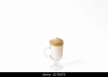 La bevanda di tendenza di Dalgon è il caffè. Tazza di caffè in vetro trasparente su sfondo bianco Foto Stock