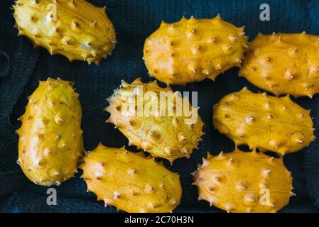 Kiwano giallo su sfondo blu nel negozio Foto Stock