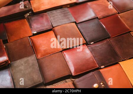 Goa, India. Negozio tradizionale Market Shop con portafogli in pelle. Foto Stock