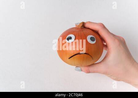 Patata positiva e una triste cipolla napiforme con occhi di Googly su  sfondo bianco. Concetto pessimista e ottimista Foto stock - Alamy