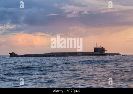 Luglio, 2020 - sottomarino nucleare russo. Flotta russa del Nord. Russia, Mar Bianco Foto Stock