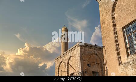 Mardin, Turchia - Gennaio 2020: Minareto di Ulu Cami, conosciuto anche come Grande moschea di Mardin con cielo drammatico Foto Stock