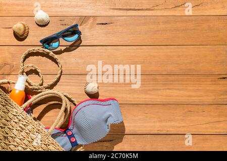 Vista dall'alto di oggetti sulla spiaggia su tavole di legno. Concetto di estate e vacanza. Foto Stock