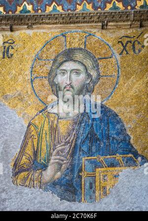 Una vista dettagliata di un mosaico cristiano con Gesù Cristo trovato in Hagia Sophia (Ayasofia, Hagia Sofia) a Istanbul, Turchia Foto Stock