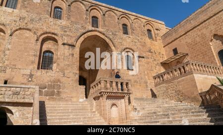 Midyat, Mardin, Turchia - Gennaio 2020: Donna turca in visita al monastero di Mor Gabriel Deyrulumur è il più antico monastero ortodosso siriaco sopravvissuto del Foto Stock