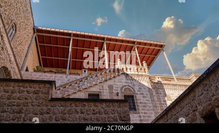 Midyat, Mardin, Turchia - Gennaio 2020: Dettagli architettonici del monastero di Mor Gabriel Deyrulumur è il più antico monastero ortodosso siriaco sopravvissuto in t Foto Stock