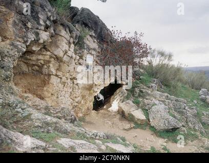 ENTRATA A LA CUEVA. LOCALITÀ: CUEVA DEL REGUERILLO. PATONES DE ARRIBA. MADRID. SPAGNA. Foto Stock