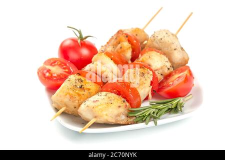 Pezzi di pollo grigliati su spiedini isolati su sfondo bianco Foto Stock