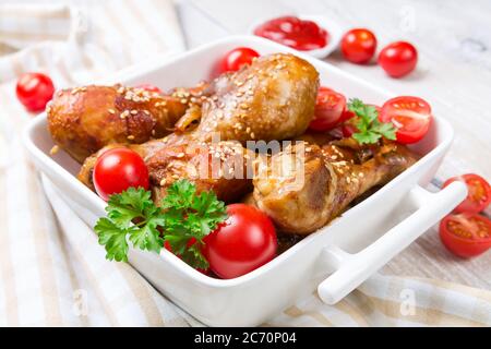 Le gambe di pollo fritte in un recipiente in ceramica Foto Stock