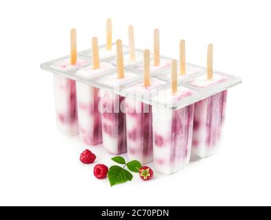 Gelato artigianale alla frutta con lampone isolato su sfondo bianco Foto Stock